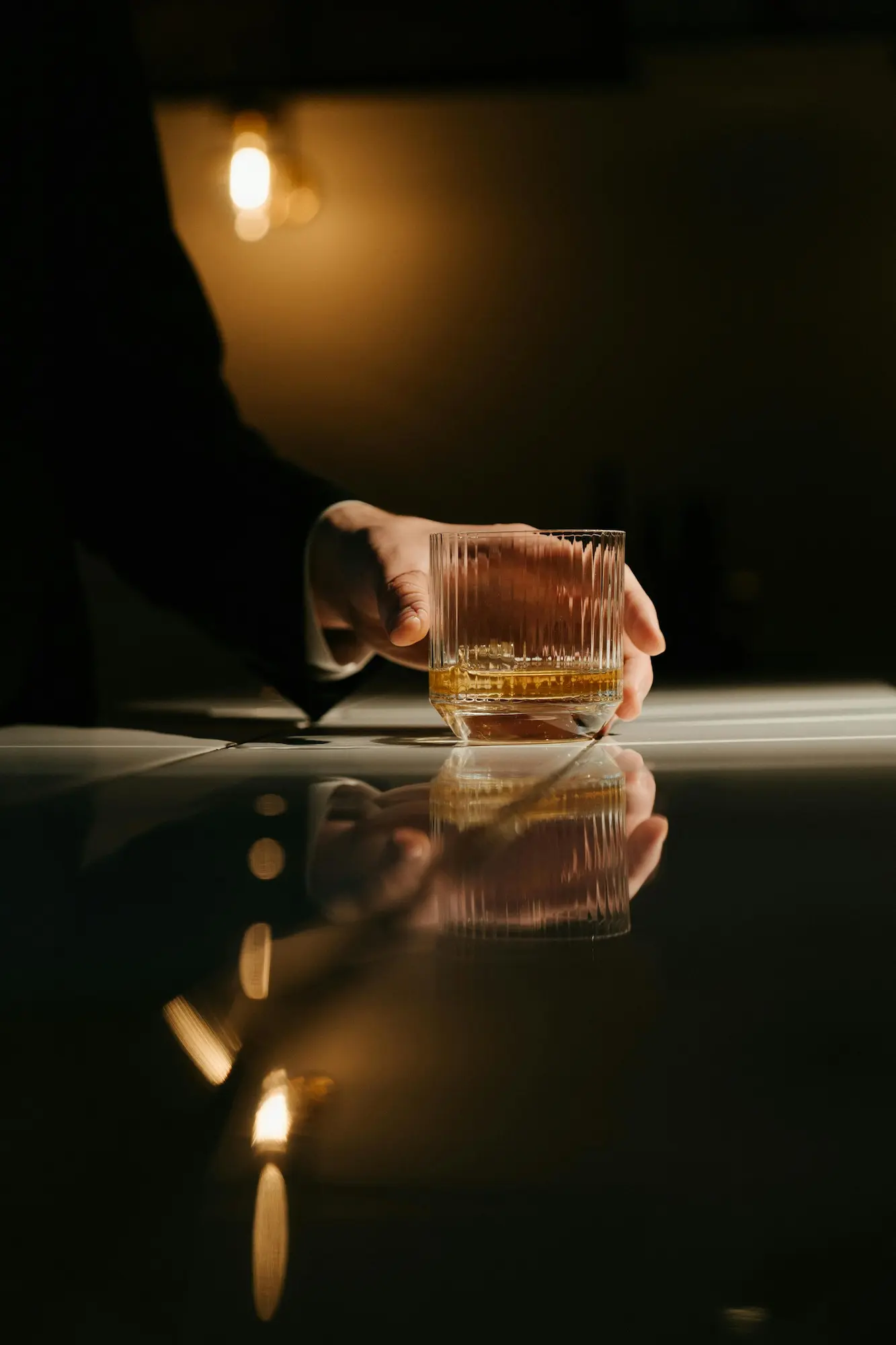 whiseky glas der bliver drukket af fra en mand med mange penge