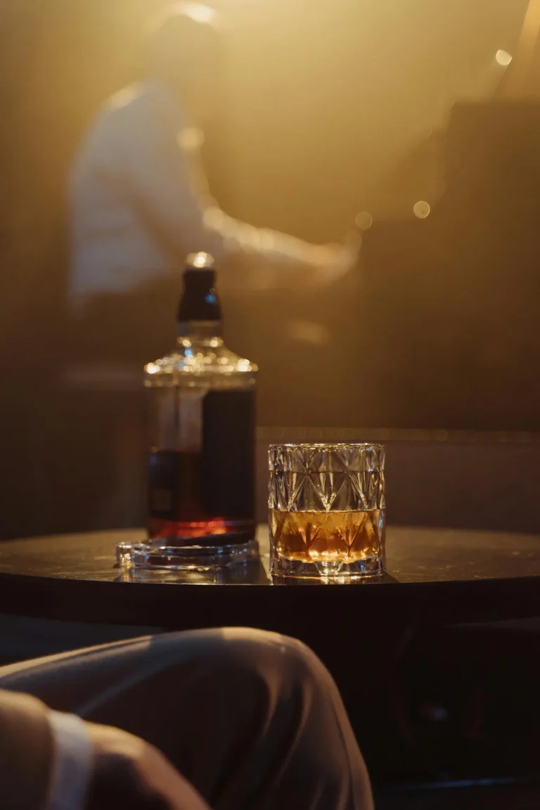 Whiskey på en bar med whiskeyfalske der er ekstrem dyr