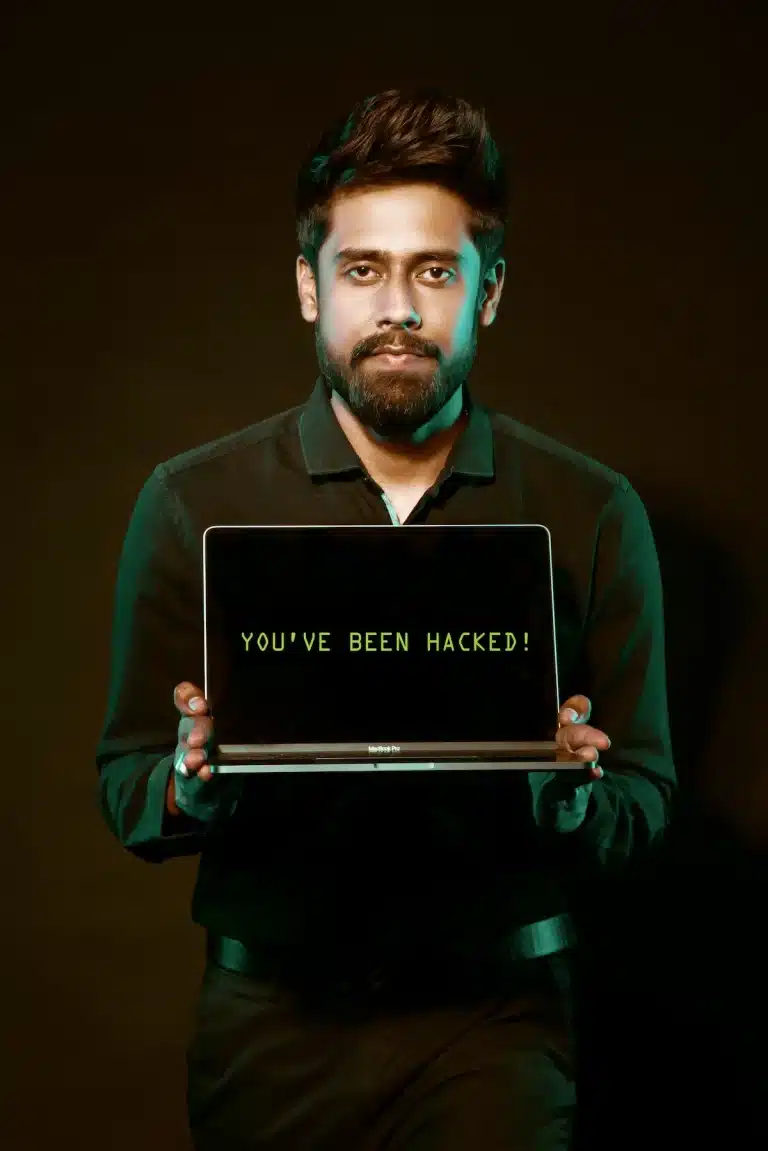 En mand der står med en computer der siger ''you have been hacked''. En reference til biohacking