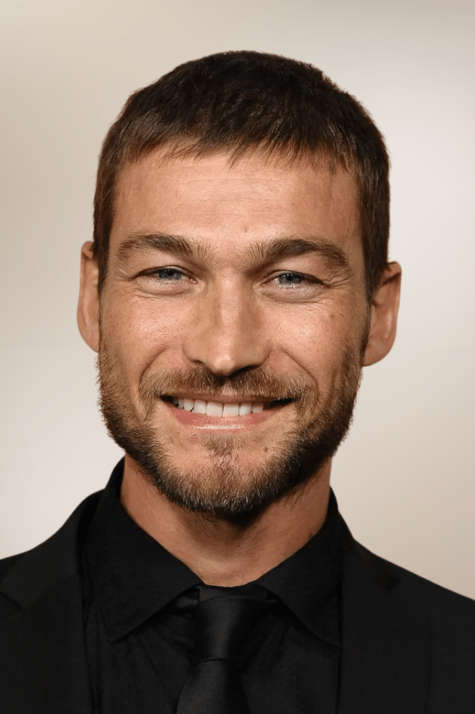 Andrew Whitfield ses med en frisure der passer perfekt til mænd med tyndt hår