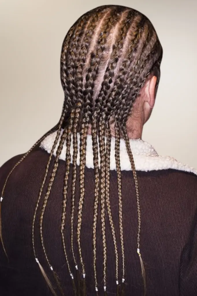 Cornrows ses med en frisure der passer perfekt til mænd med tyndt hår