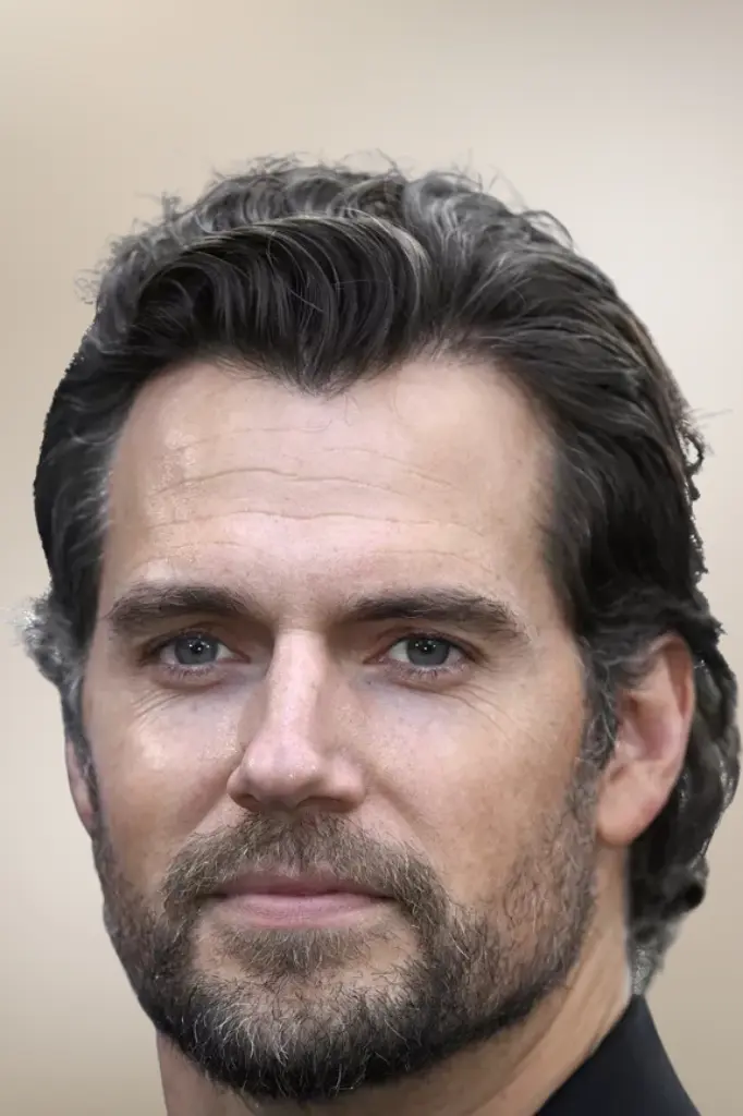 Henry Cavill ses med en frisure der passer perfekt til mænd med tyndt hår