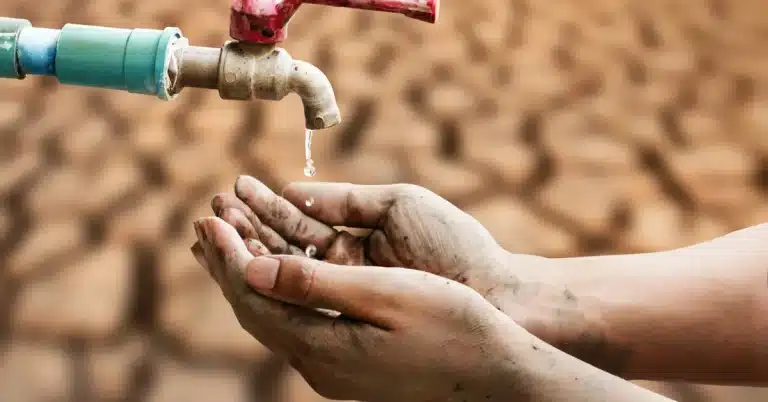 Hvor lang tid kan man overleve uden vand. Her ses en vandhane der drypper vand ud og tørstige hænder