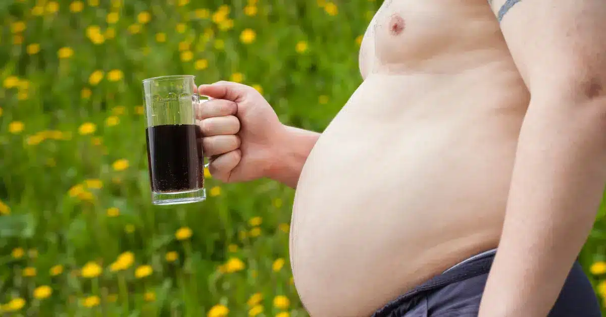 Mænd og vægt. Her ses en tyk mand stå med bar mave