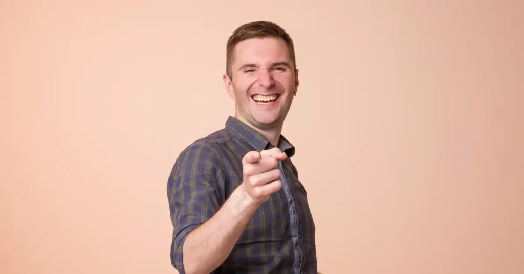 Mand griner af sjove fødselsdagshilsen tillykke med fødselsdagen som mand