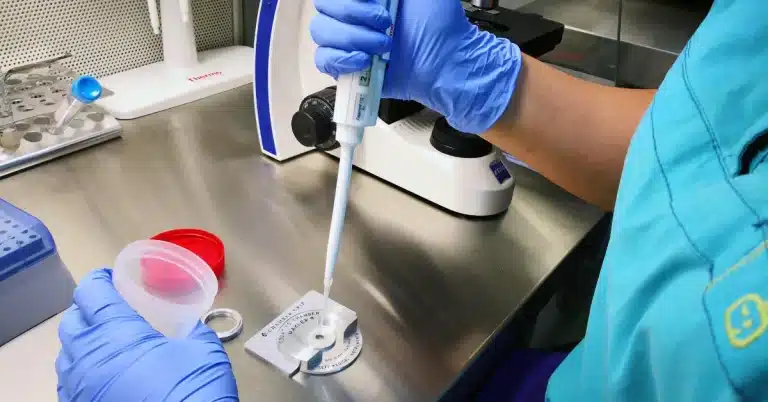 Sådan får du en gratis fertilitetstest som mand. Her ses en laborant teste sæden
