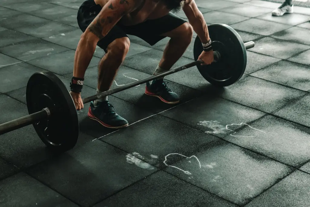 Billede af en mand der laver runge løft der er godt for ens naturlige boost af testosteron