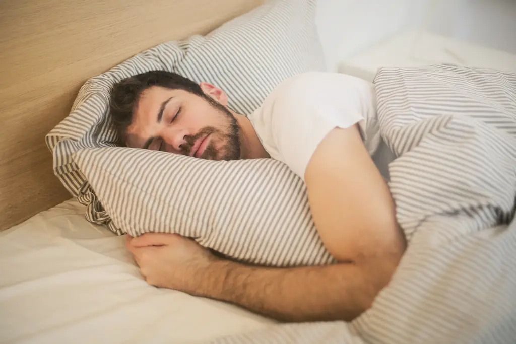Billede af en mand der sove der er godt for ens naturlige boost af testosteron
