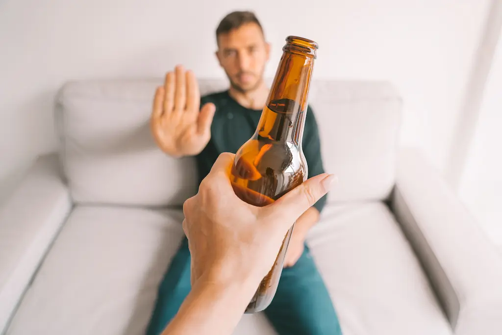 Billede af mand der sige nej til alkohol der er godt for ens naturlige boost af testosteron