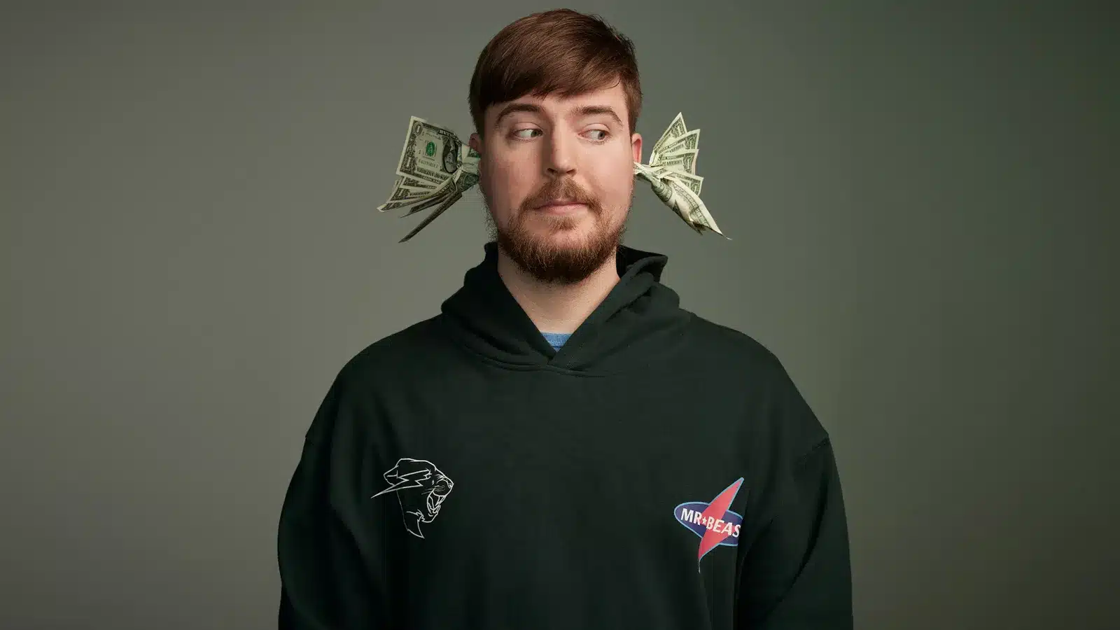 Billede af mr. beast der står med penge ud af sine øre