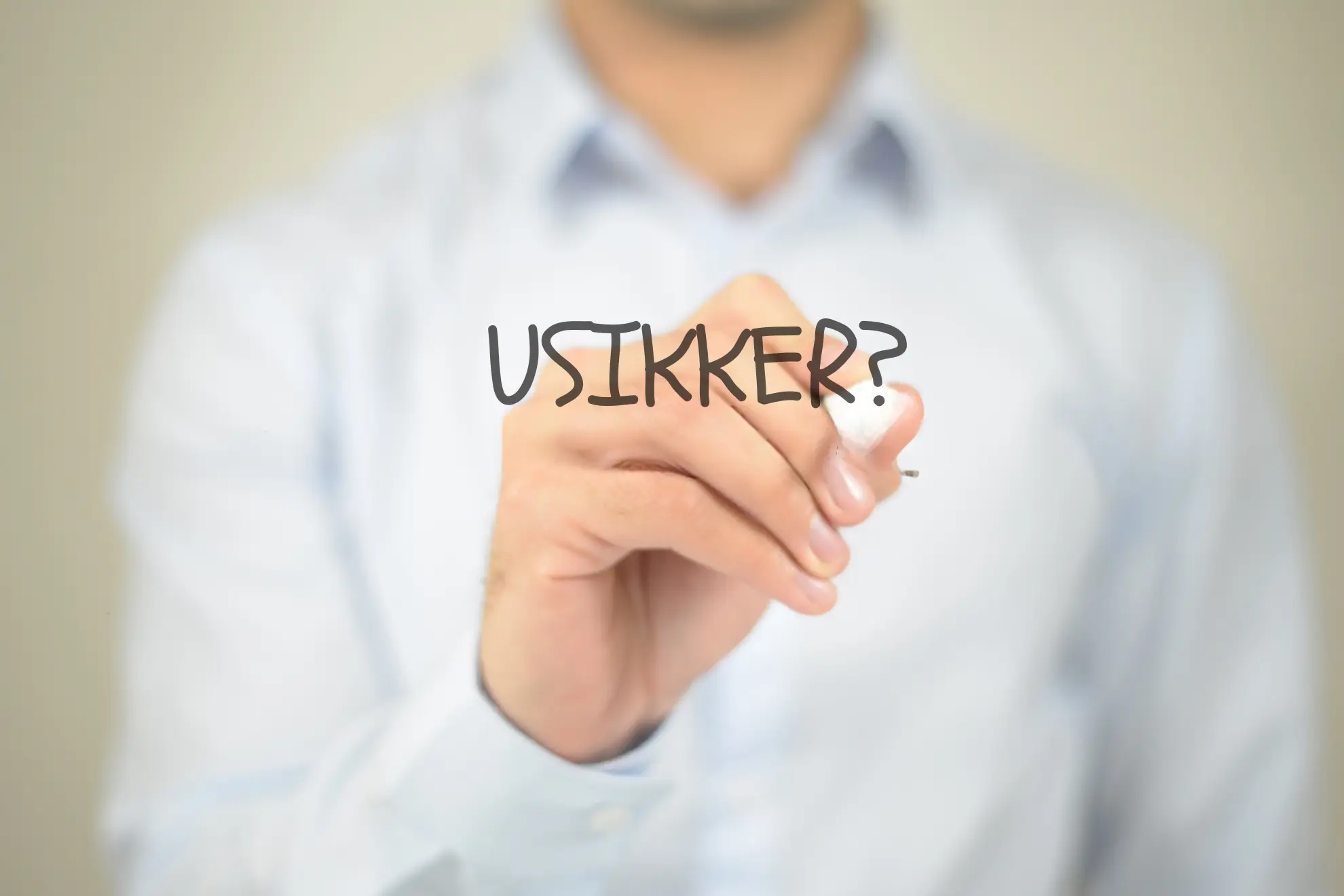 Billede af en mand der skriver usikker på et vindue