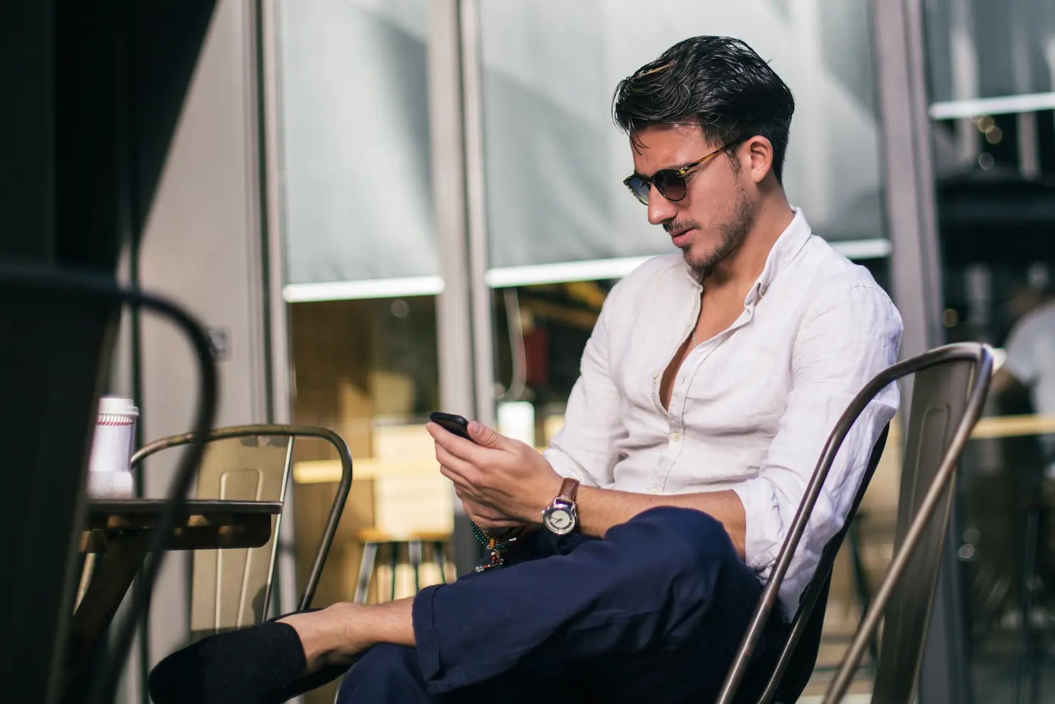 Billede af mand der skriver en tinder besked til en kvinde