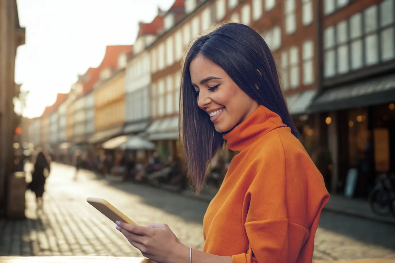 Billede af kvinde der skriver en tinder besked til en mand