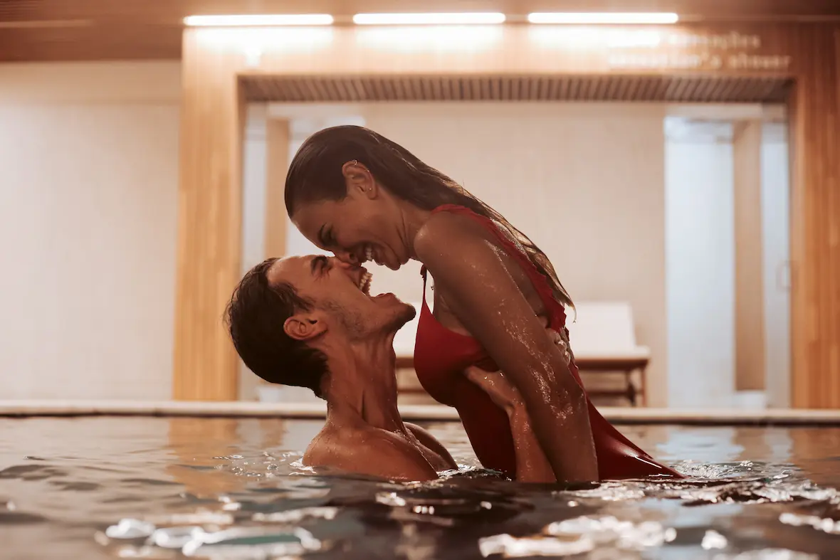 Billede af et forelsket par i en swimmingpool