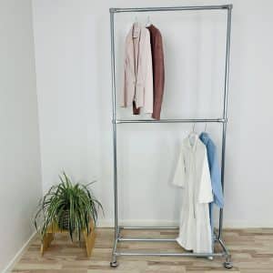 RackMyRoom – stabil og fleksibel tøjopbevaring! Få en praktisk og elegant løsning til din tøjopbevaring med vores stabile tøjstativ på ben. Stativet står solidt på alle underlag og sikrer, at dit tøj bliver, hvor du vil have det. Perfekt til den mindre lejlighed, hvor pladsen skal udnyttes optimalt. Vælg den størrelse, der passer dig, og skab orden og overblik i dit hjem!