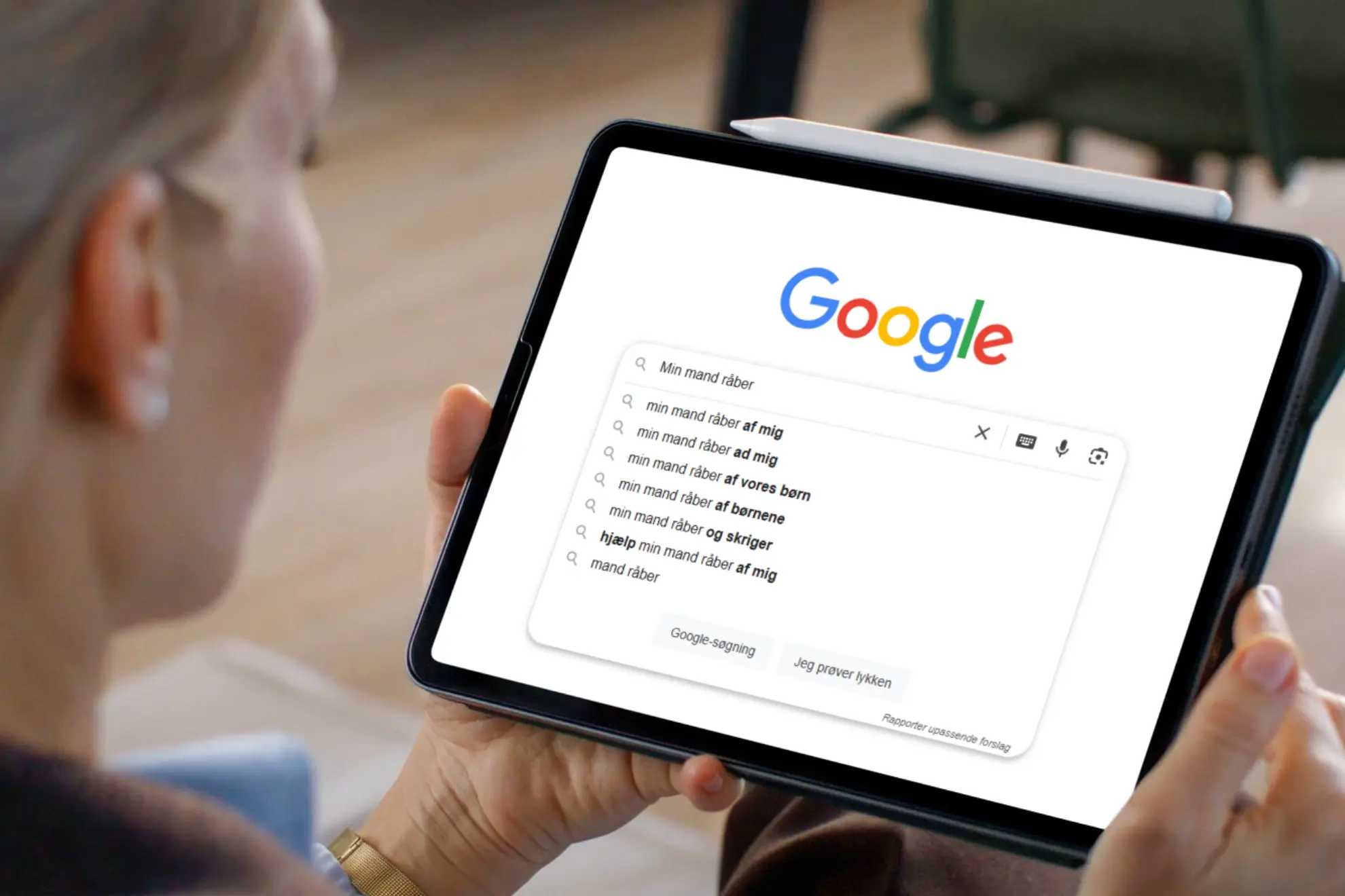 Billede af kvinder der google noget om hendes mand. Her er det " min mand råber af mig"...
