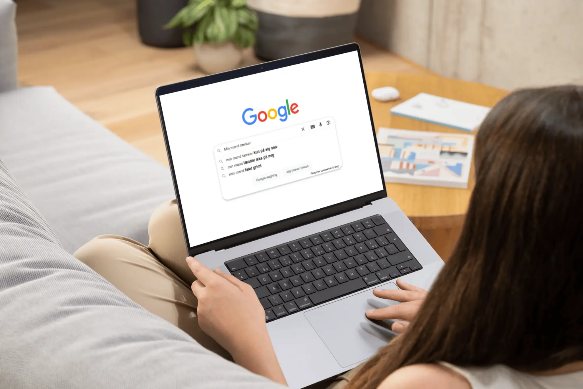 Billede af kvinde der googler ting om manden