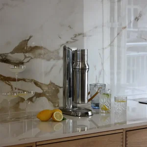 bubliq glass carbonator – Stål 4,7 (+100 anmeldelser) bubliq glass carbonator er en danskvandsmaskine med glasflaske der forener form og funktion i et tidløst, skandinavisk design. Med et sømløst ydre i 100% rustfrit stål, og en robust glasflaske, er maskinen skabt til at klare hverdagen – i dag, og mange år frem. Den innovative Turnlock™-mekanisme gør betjeningen enkel og intuitiv – et kvart drej, og flasken er på plads. Med nogle få tryk, er dit postevand forvandlet til forfriskende danskvand.