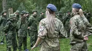 Billede af to kvindelige værnepligtige i soldateruniform (Kilde: Forsvaret.dk)