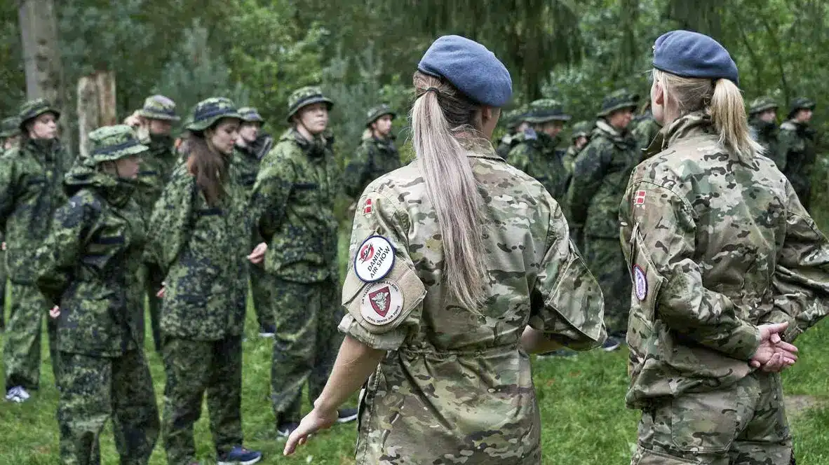 Billede af to kvindelige værnepligtige i soldateruniform (Kilde: Forsvaret.dk)