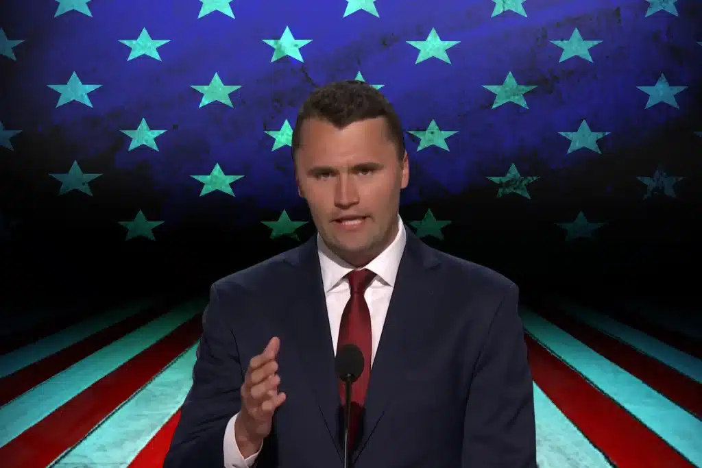 Billede af Charlie Kirk der står og taler i USA