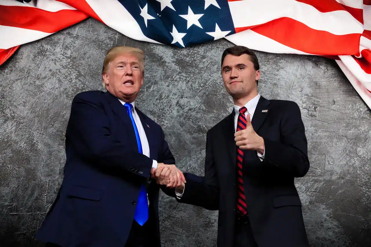 Charlie Kirk står her sammen med DJ Trump til et kongress i USA hos republikanerne