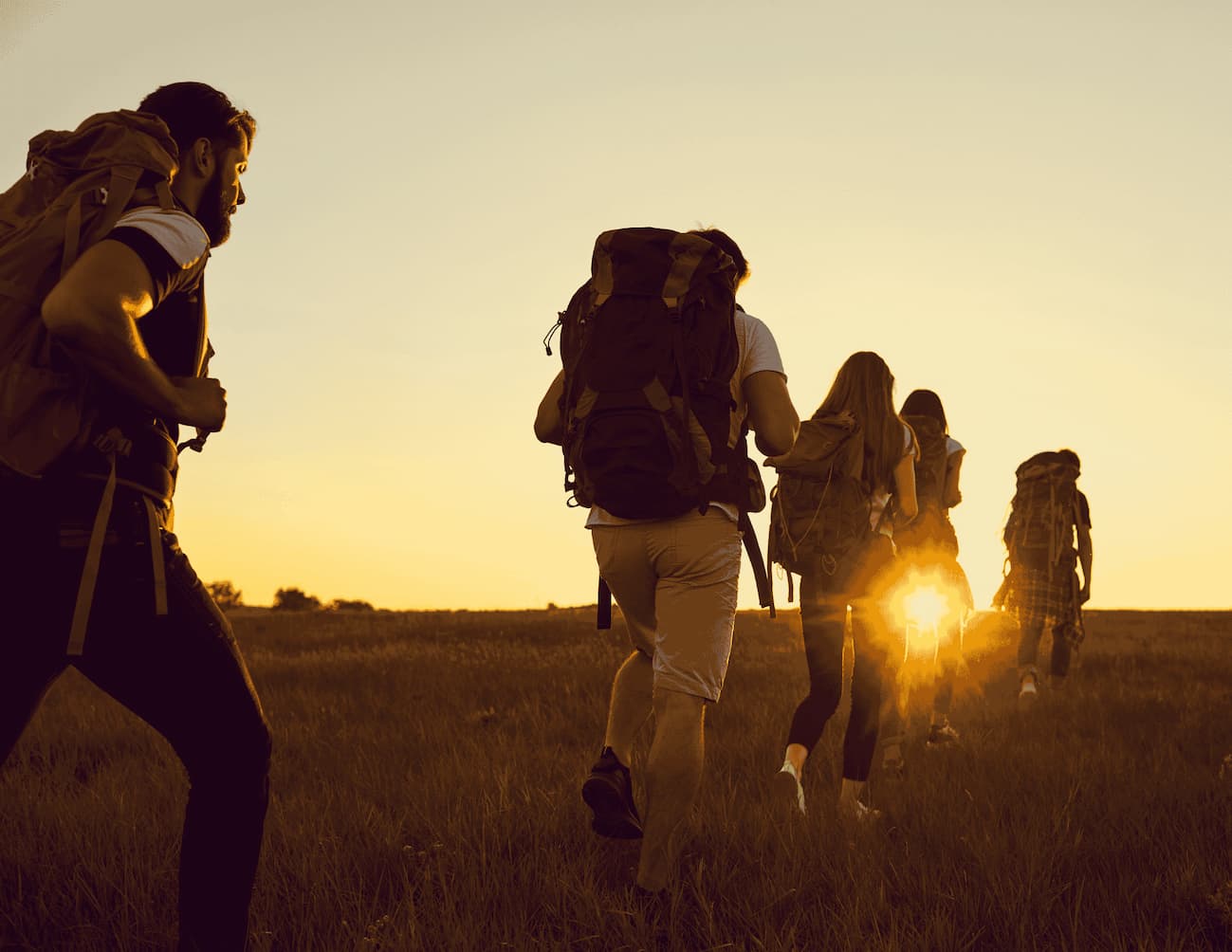 Billede mænd og kvinder der er ude og gå med rygsæk (rucking)