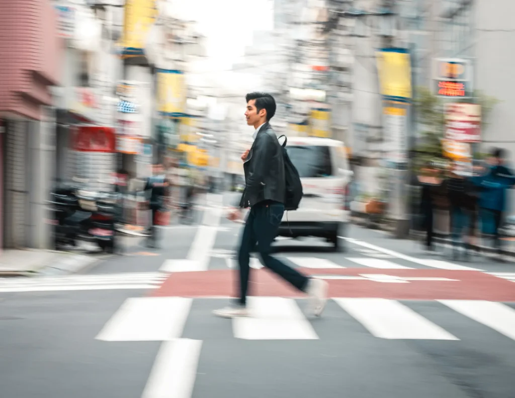 Billede af en japansk mand der går i japan